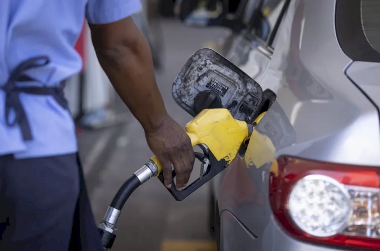 Petrobras teria que cortar preço da gasolina em 14% para compensar volta de impostos federais