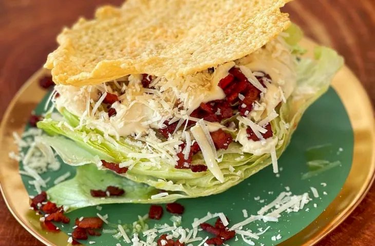 Salada Caesar com crispy de queijo