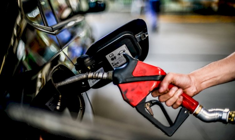 Preço da gasolina comum ficou estável e aditivada caiu em SP após corte, diz Sem Parar