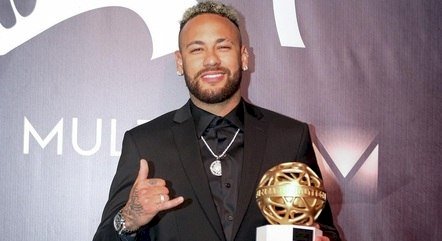 Neymar recebe prêmio e celebra homenagem: ‘Jamais imaginei’, mas internautas detonam atacante