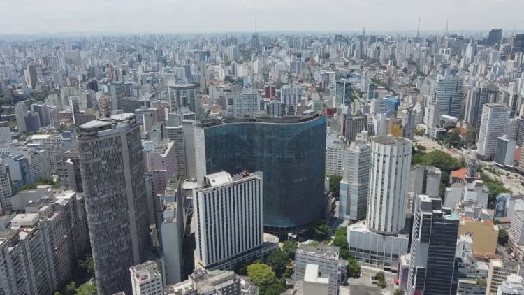 Edifício Copan, prédio icônico do Centro de SP, tem mais unidades habitacionais do que 254 cidades do Brasil