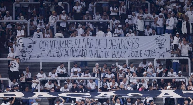 Torcida ironiza eliminação do Corinthians na Libertadores e medo de rebaixamento. Vitória sobre Liverpool genérico não ilude Luxa
