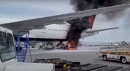 Veículo de solo pega fogo ao lado de asa, e Boeing para 368 pessoas escapa por pouco de explosão