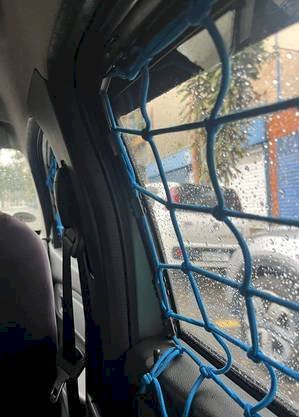 Motorista de aplicativo usa rede de proteção no carro para se prevenir de assaltos em SP