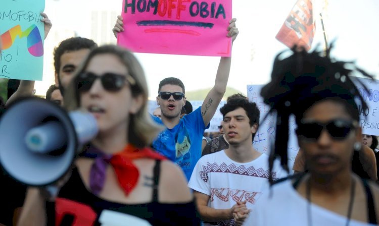 Registros de racismo e homofobia disparam no país em 2022