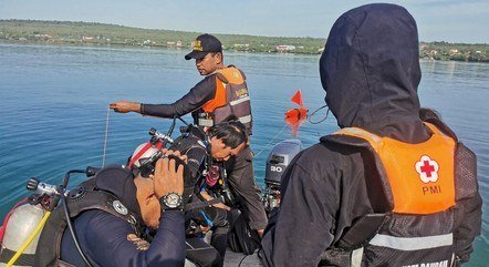 Barco com 48 pessoas a bordo naufraga na Indonésia e deixa pelo menos 15 mortos