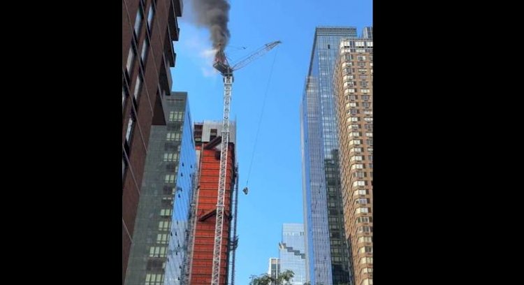 Guindaste despenca em Nova York, atinge prédio e cai no meio da rua; veja o vídeo