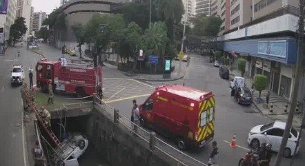 Motorista é resgatado após cair com o carro no rio Maracanã (RJ)