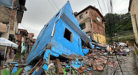 Prédio de três andares desaba em Salvador; construção era irregular, diz Defesa Civil