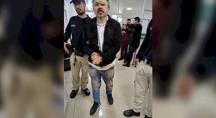 Condenado por bomba no aeroporto, blogueiro preso tentou fugir, caiu e bateu a cabeça