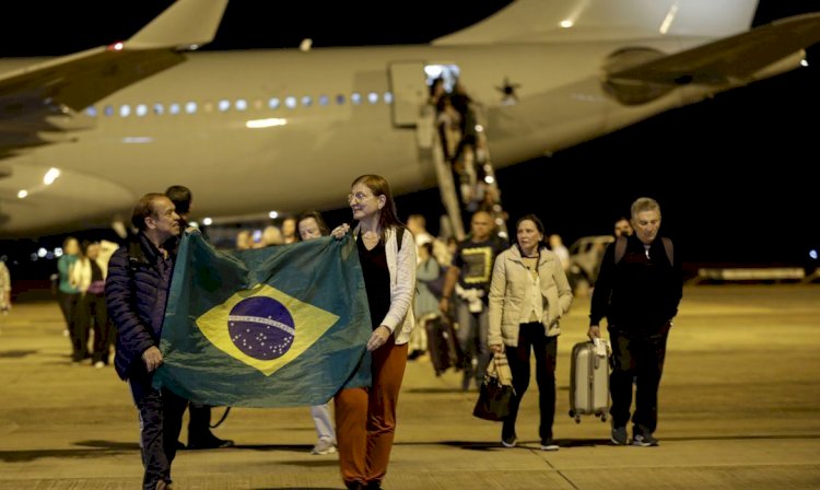 Repatriados manifestam alívio ao pisar em solo brasileiro