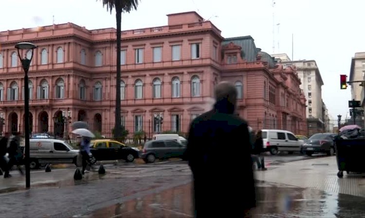 Em meio a crise econômica, argentinos escolhem presidente no domingo