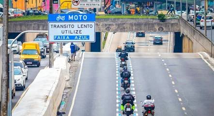 Avenidas Sumaré e Paulo VI ganham faixa azul para motos; veja como funciona