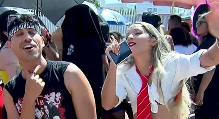 Sob forte calor, fãs do RBD aguardam abertura dos portões para show no Engenhão