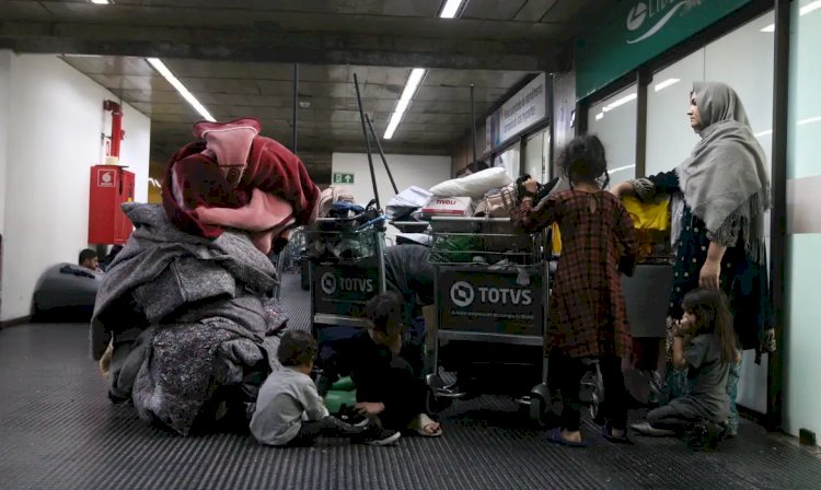 Mais de 140 afegãos estão acampados em aeroporto de São Paulo