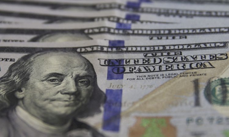 Dólar cai para R$ 5,11 com alívio externo e decisão da agência Moody’s