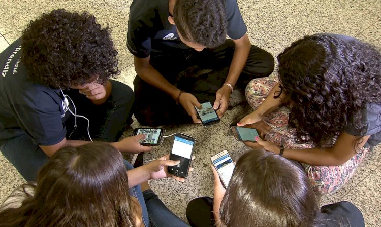 Escolas buscam soluções para regular o uso de celular pelos alunos