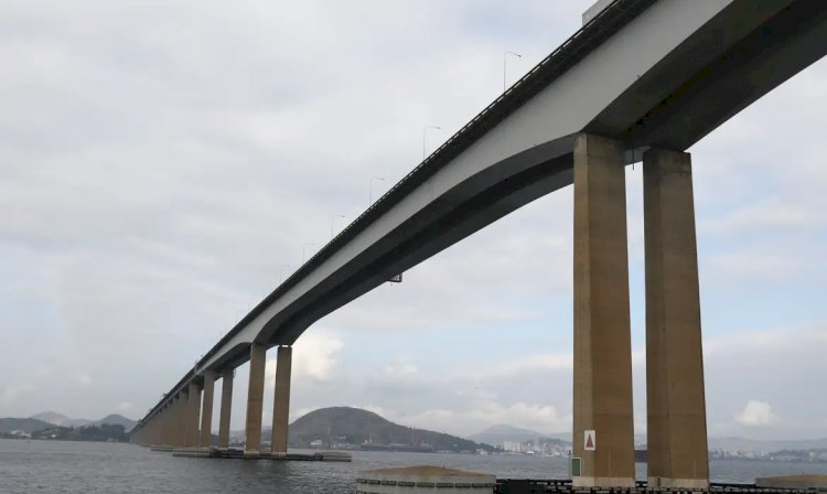 Navio que bateu na Ponte Rio-Niterói em 2022 deixa Rio de Janeiro